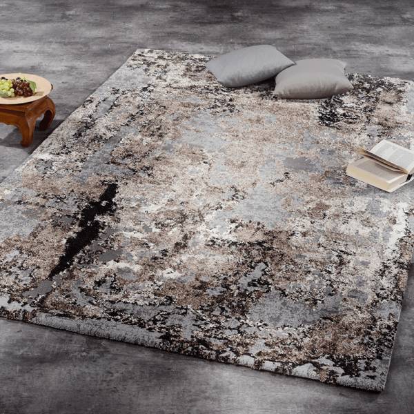 Einrichtungsbeispiel schwarzer Boden mit Designteppich in braun und beige von heineking24